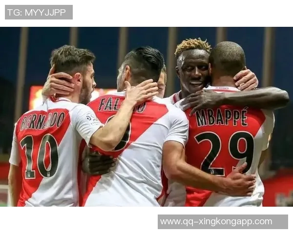 摩纳哥中场意外飞踹塔利亚菲科脖子引发场上混乱瞬间 摩纳哥中场意外飞踹塔利亚菲科脖子引发场上混乱瞬间